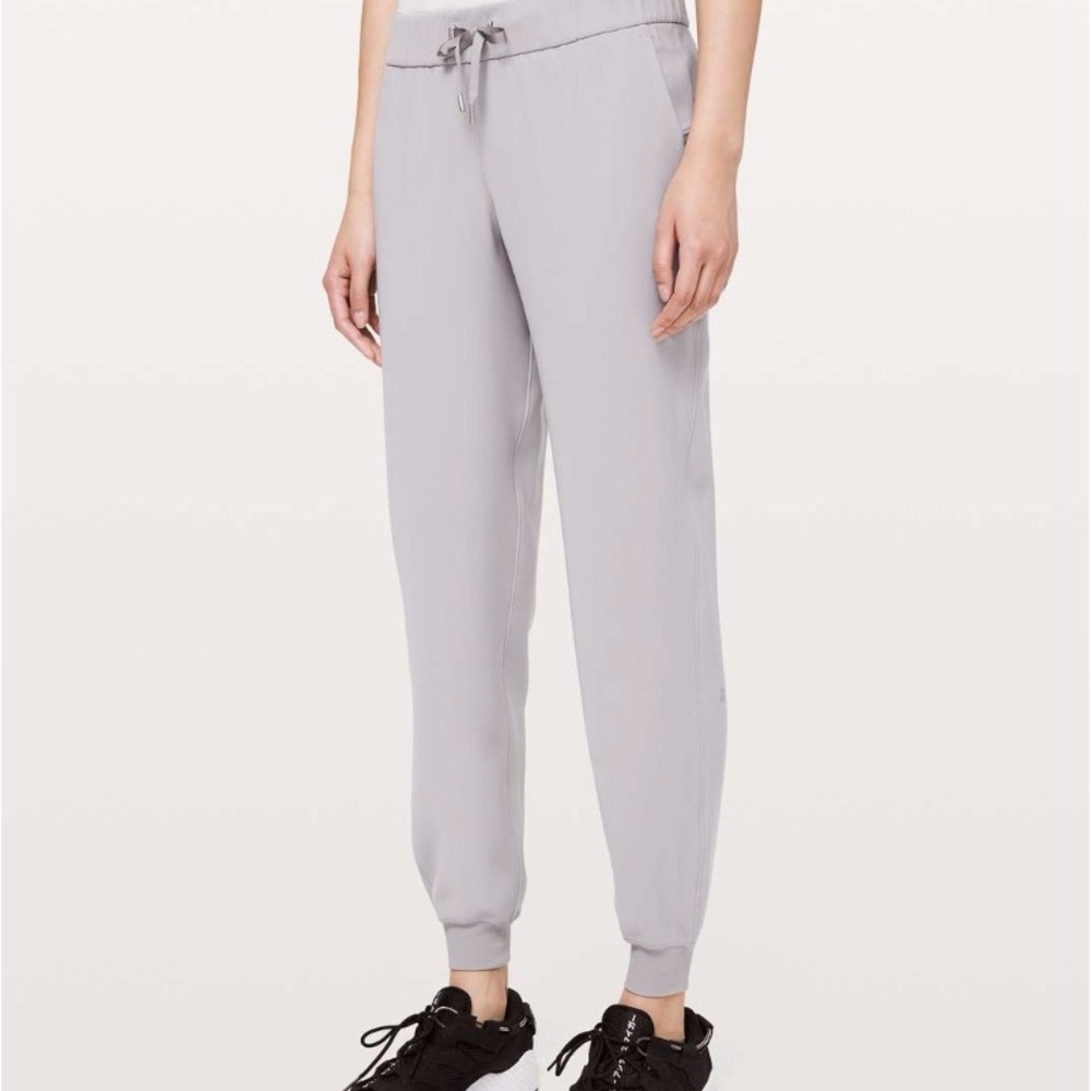 NWT Lululemon On The Fly Jogger Silverscreen